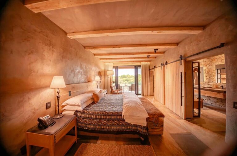 A long suite, from the bed to the terrace, with the bathroom behind a sliding door