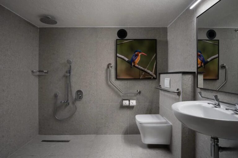 A bathroom adapted for guests with reduced mobility