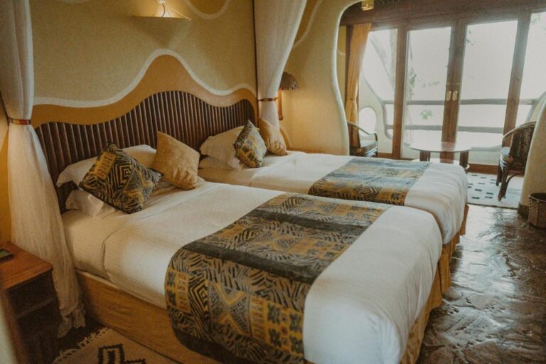 A twin room, open onto the balcony through a French door